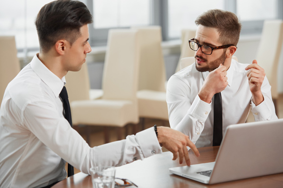 Dwaj mężczyźni rozmawiający ze sobą