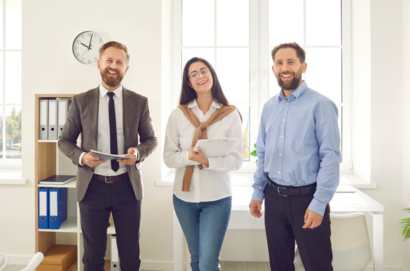 szcęśliwy zespół biznesowy w pracy