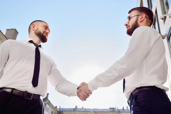 Dwaj mężczyźni podający sobie rękę